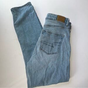American Eagle Mom Jeans Distressed Light Wash Sz 4